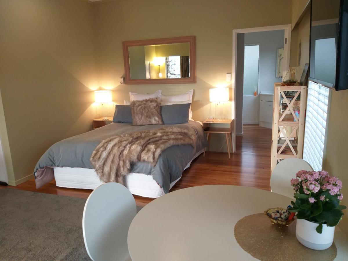 Bed and Breakfast Charlies@Hilltop Deluxe Retreat à Lac Lac Taupo Extérieur photo